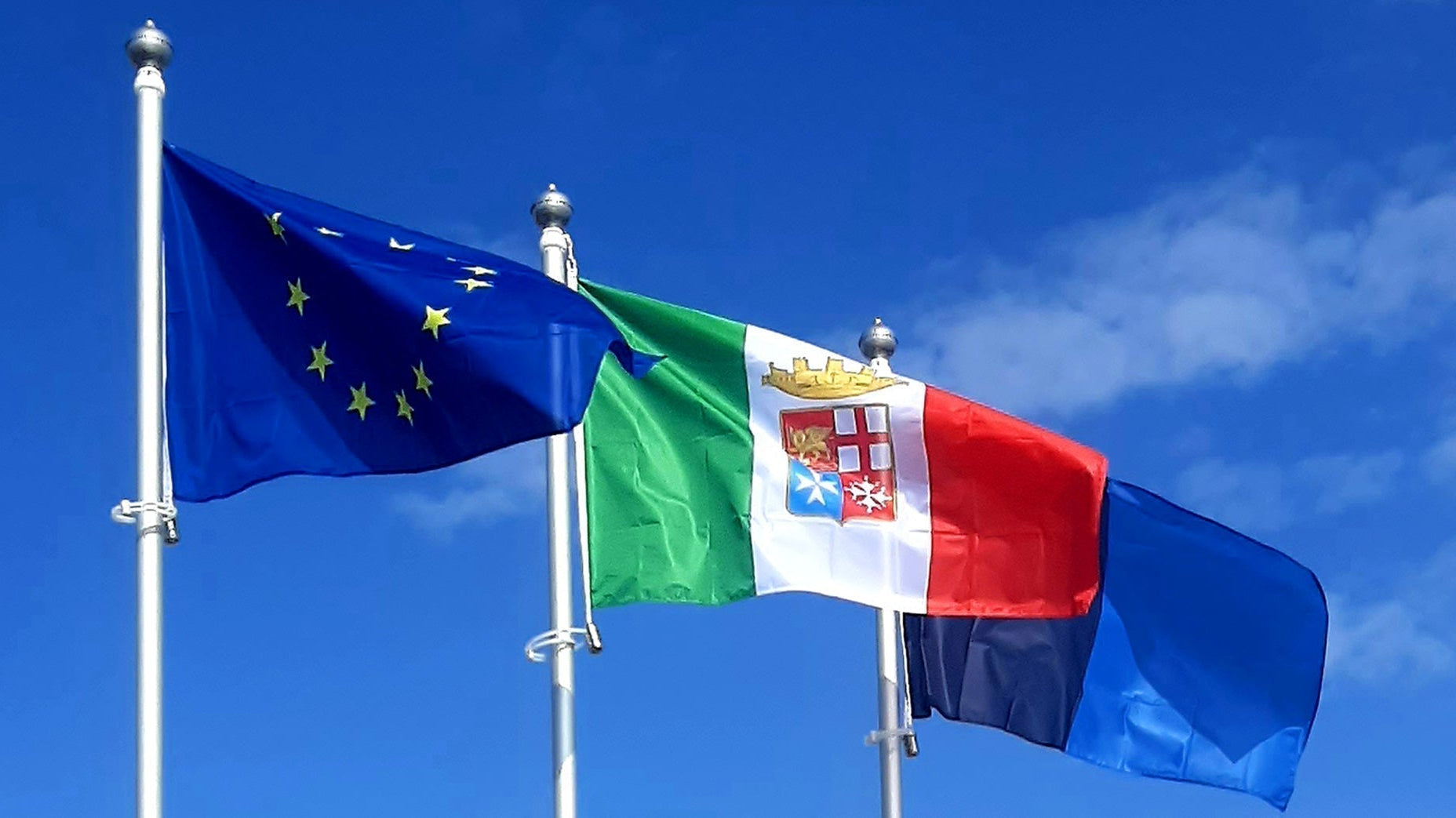 Pennoni per il Monumento ai Marinai d'Italia di Latina