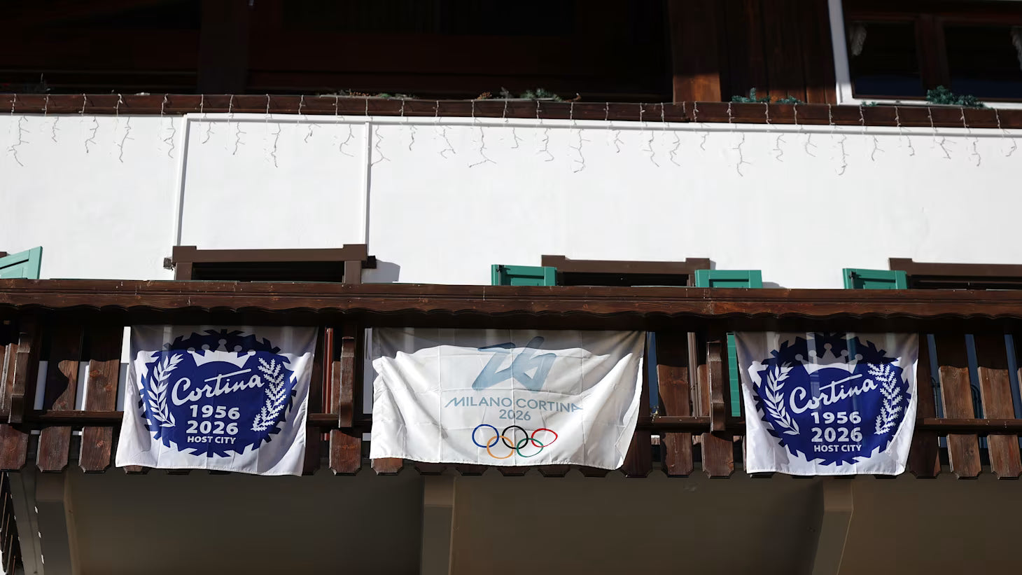 Come scegliere il materiale giusto per una bandiera istituzionale: il caso Cortina 2026