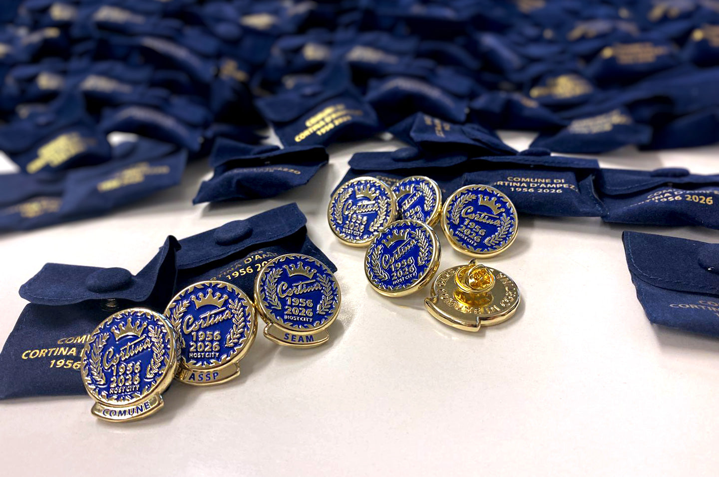 Le spille ufficiali di Cortina Host City: un ricordo in metallo dei Giochi Invernali 2026