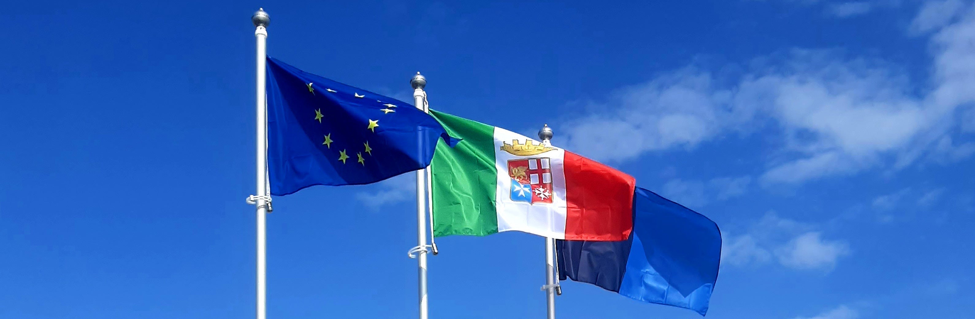 Pennoni per il Monumento ai Marinai d'Italia di Latina